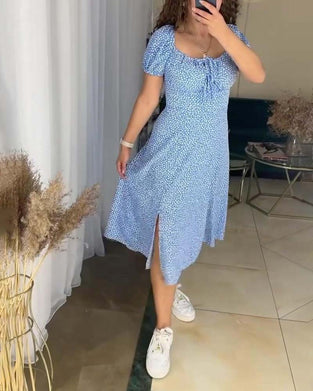 Afslappet blomsterkjole med slids