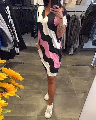 Kjole Med V-Udskæring Og Bølgemønster