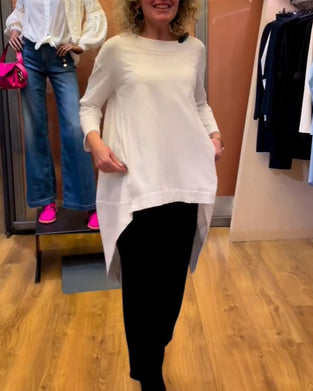 Ensfarvet top med ulige hem