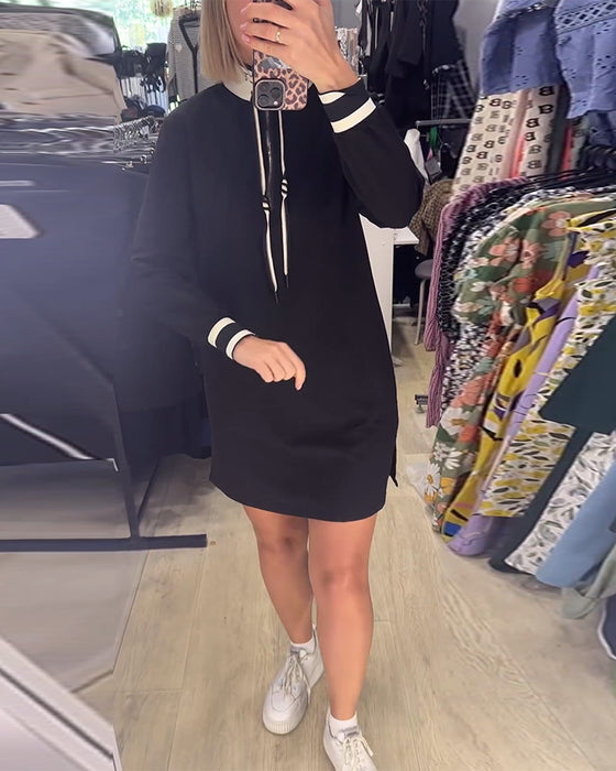 Sort kjole i lige pasform med høj hals