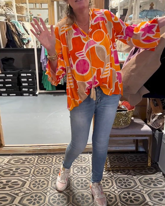 Farverig bluse i løs pasform