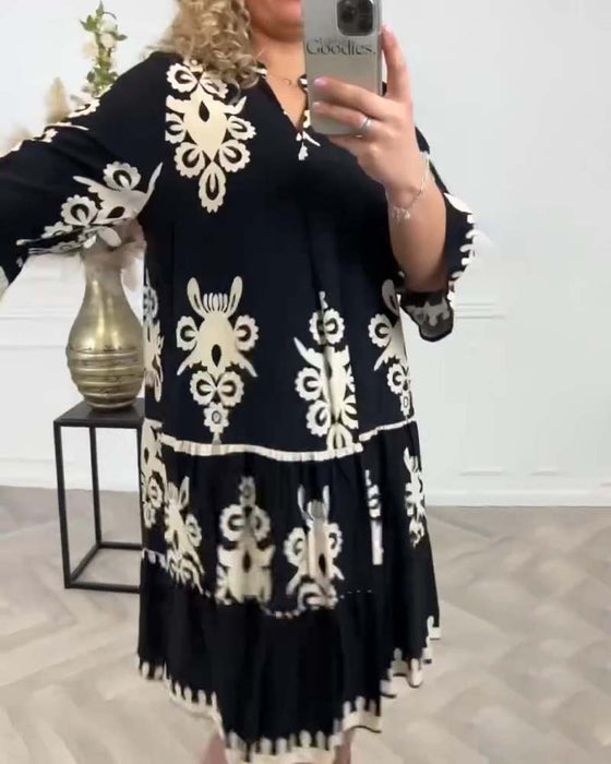 Elegant kjole med V-udskæring og print