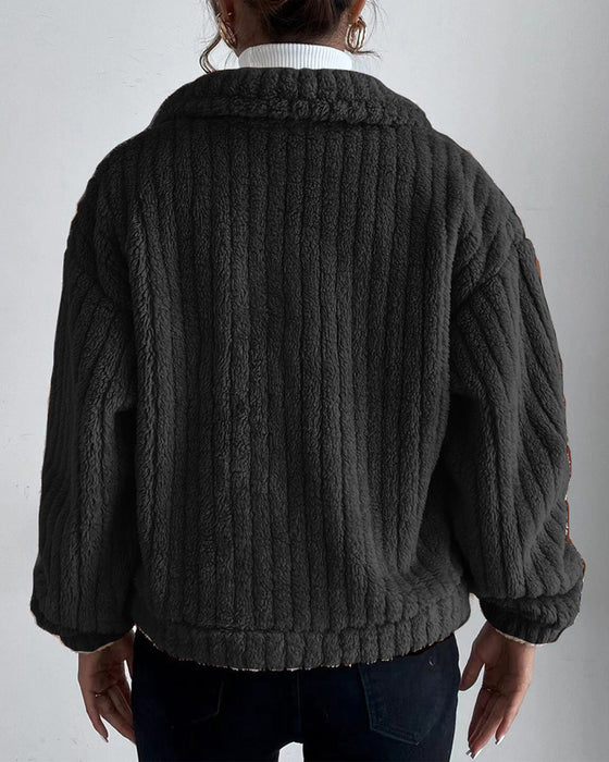 Ensfarvet jakke med knappelukning