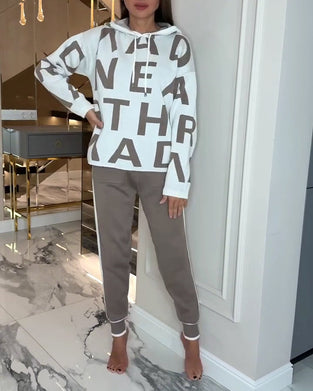 Todelt Sæt Med Hætte Og Bogstavsprint