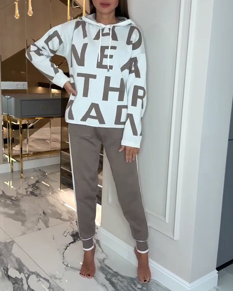 Todelt Sæt Med Hætte Og Bogstavsprint