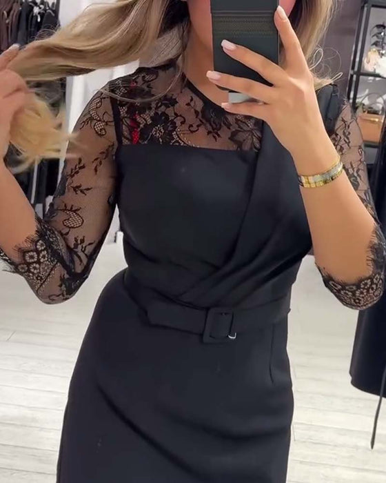 Kjole Med Taljeforlængende Design Og Patchworkdetaljer