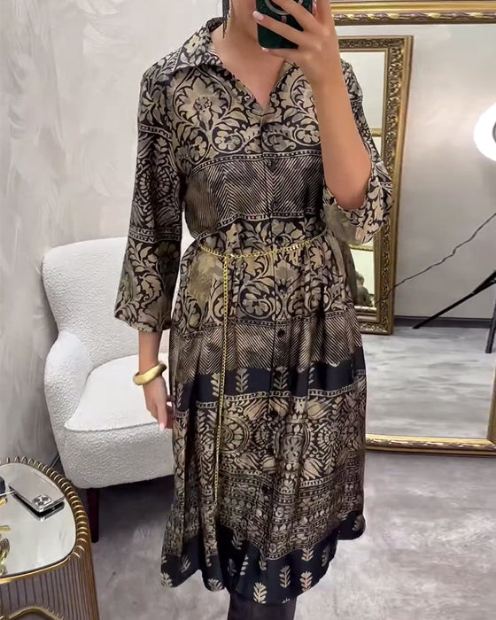 Kjole med afslappet print og knapper i lommer