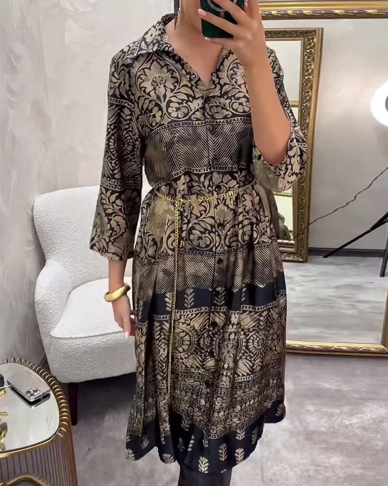 Kjole med afslappet print og knapper i lommer