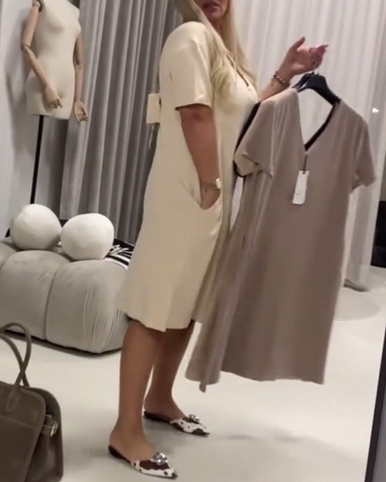 Moderigtig Og Elegant Kjole Med V-Udskæring