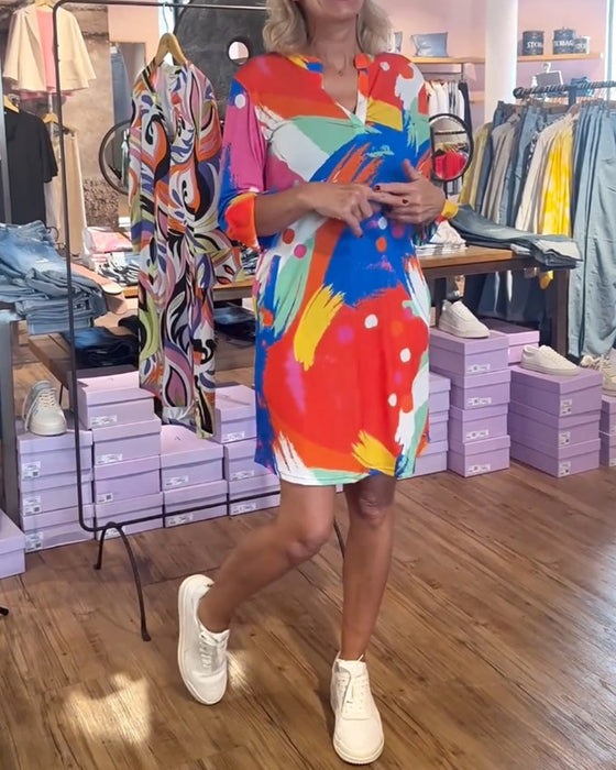 Elegant  V-halset kjole med farverigt print