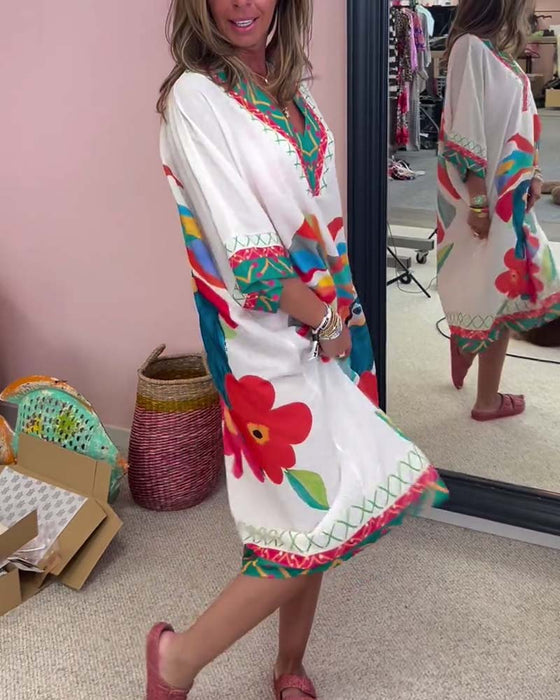 V-halset kjole med tropiske motiver