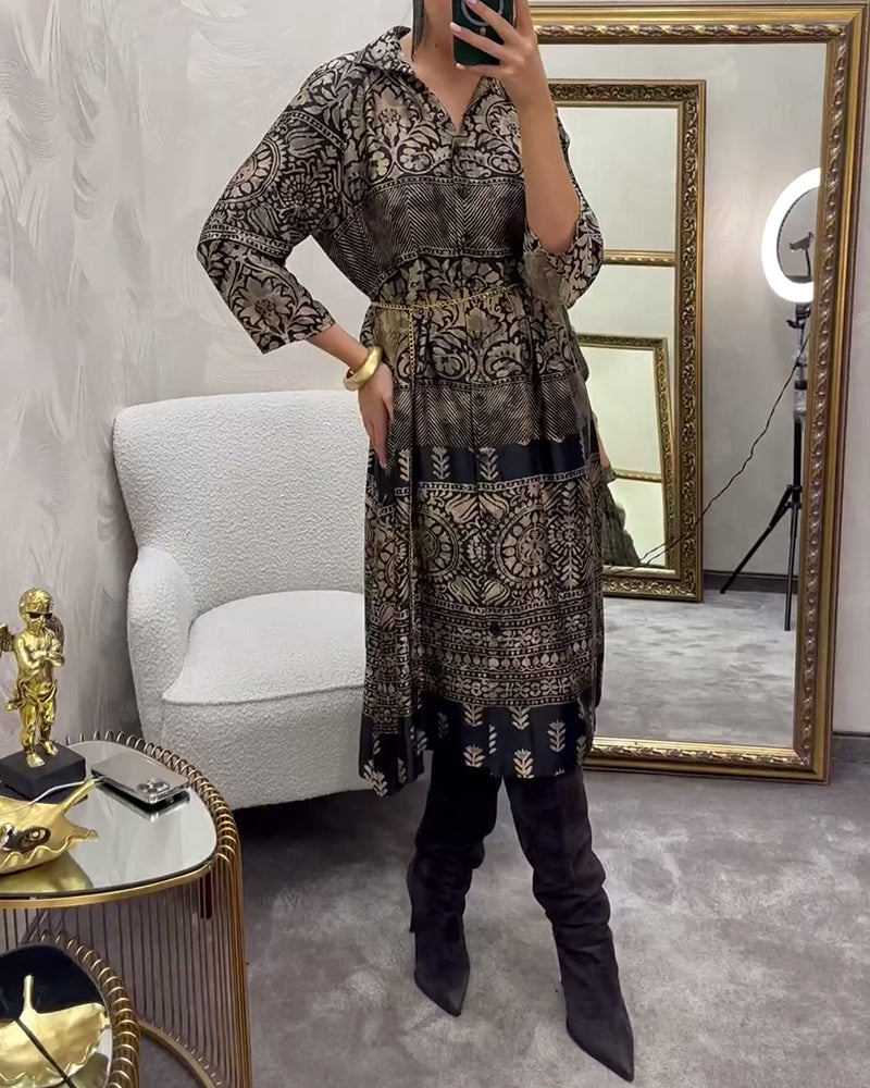 Kjole med afslappet print og knapper i lommer