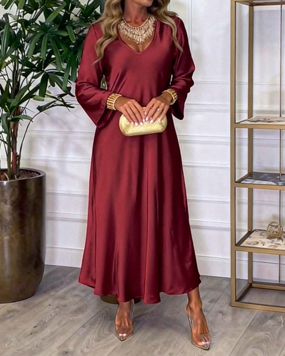 Elegant Kjole Med Lange Ærmer Og V-Hals