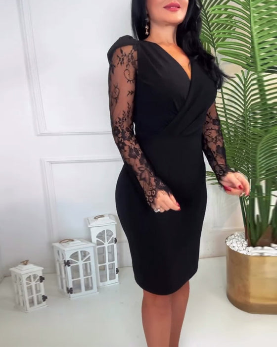 Slim fit kjole med mønstrede, gennemsigtige ærmer