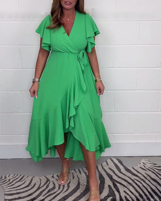 Elegant grøn kjole med flæser og slids