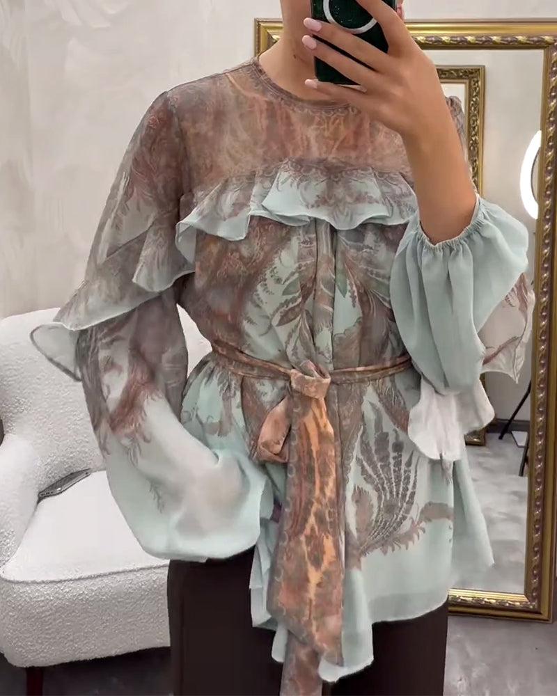 Elegant bluse med print og flæser og rund hals