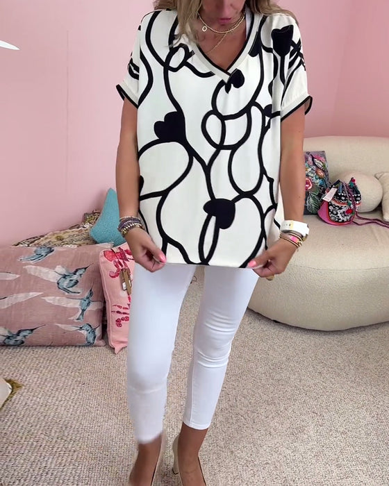 Kortærmet afslappet top med V-udskæring og kontrastprint