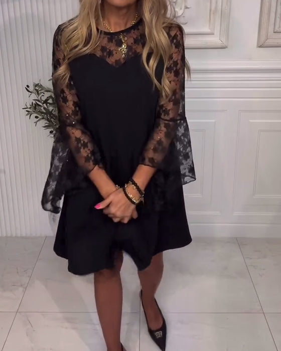 Ensfarvet Kjole Med Klokkearmer Og Patchworkdetaljer