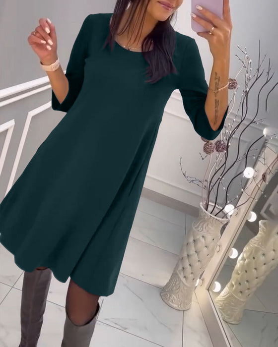 Ensfarvet kjole med sløjfer bagpå