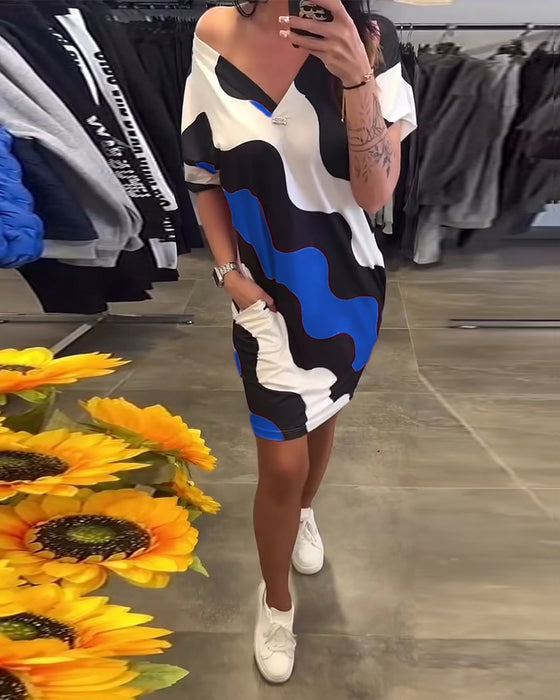 Kjole Med V-Udskæring Og Bølgemønster