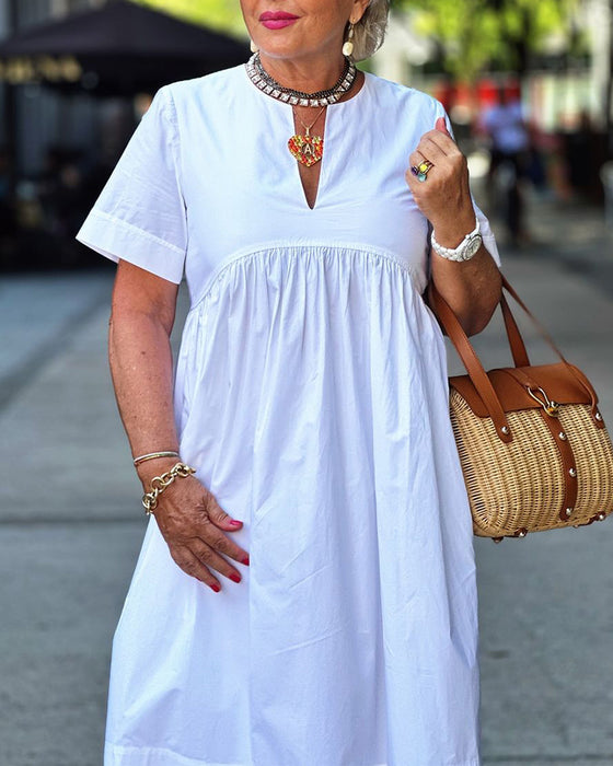 Hvid kortærmet plisseret kjole