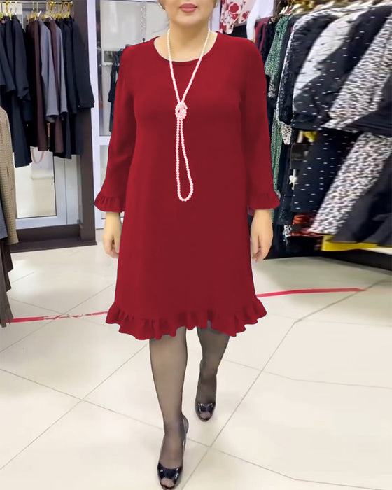 Ensfarvet kjole med flæser