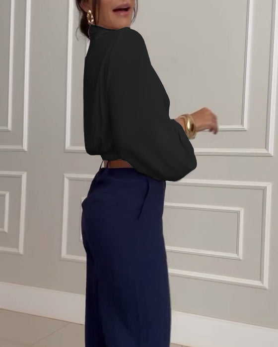 Stilfuld hvid  bluse med lanterneærmer og V-udskæring