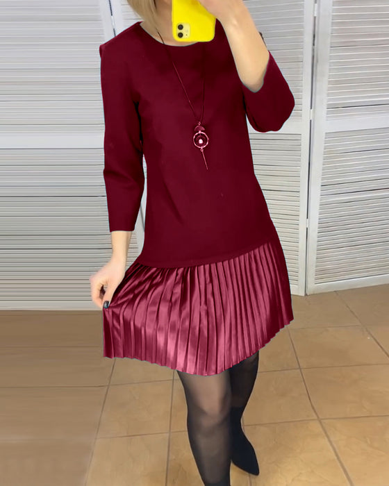 Kjole med plisserede paneler