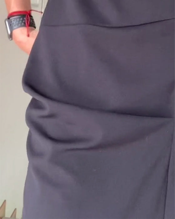 Plisseret ensfarvet elegant kjole med rund hals