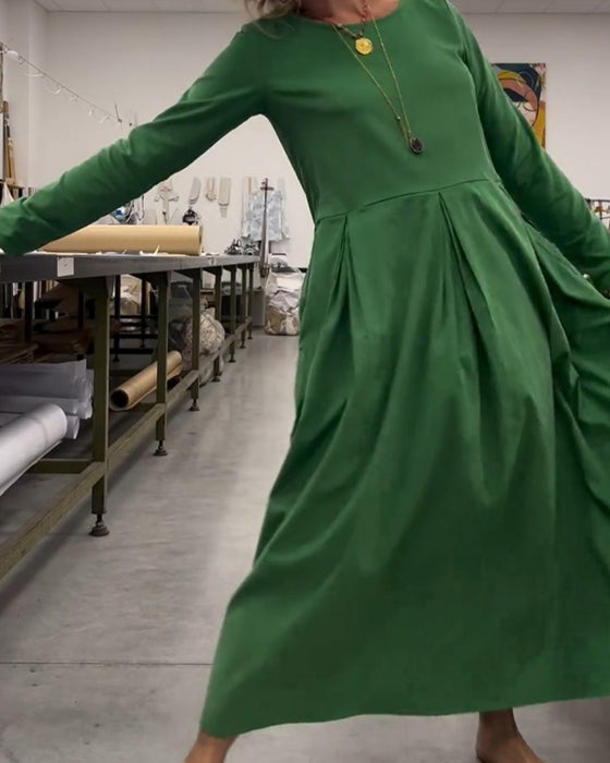 Ensfarvet kjole med rund hals