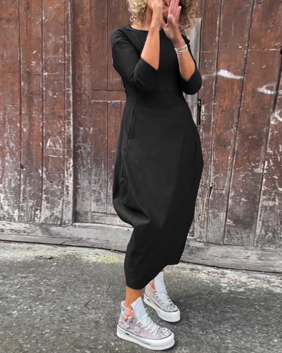 Enkel ensfarvet langærmet kjole med lommer