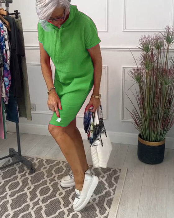 Afslappet kjole med korte ærmer og hætte