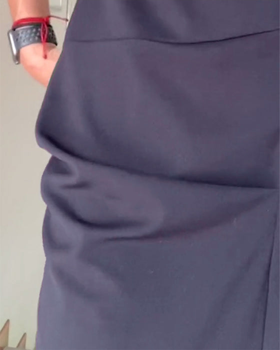 Plisseret ensfarvet elegant kjole med rund hals