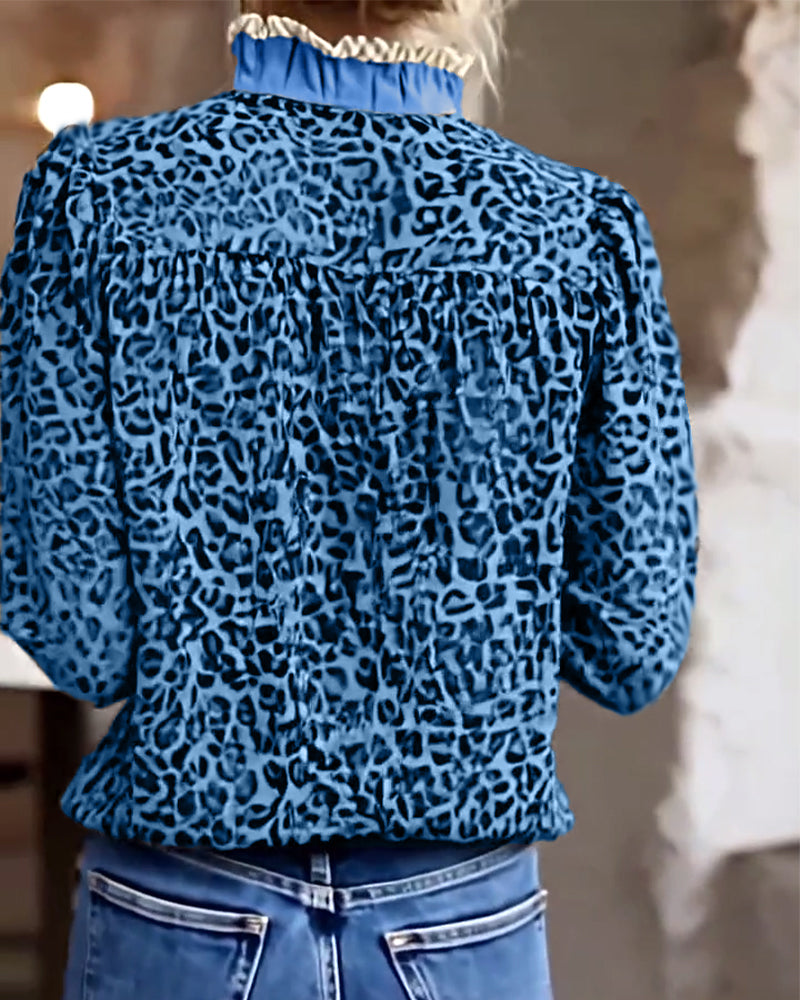 Bluse med afslappet leopardprint og lange ærmer