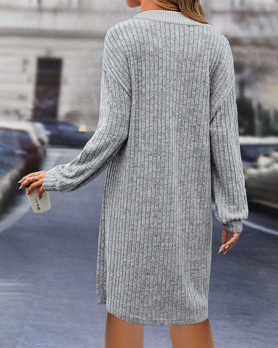 Ensfarvet kjole med rund hals