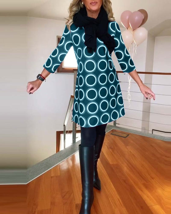 Afslappet kjole med rund hals og cirkelmønster