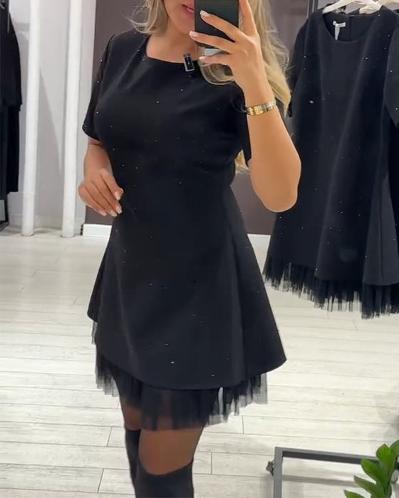 Elegant kjole med glitrende mesh-patchwork