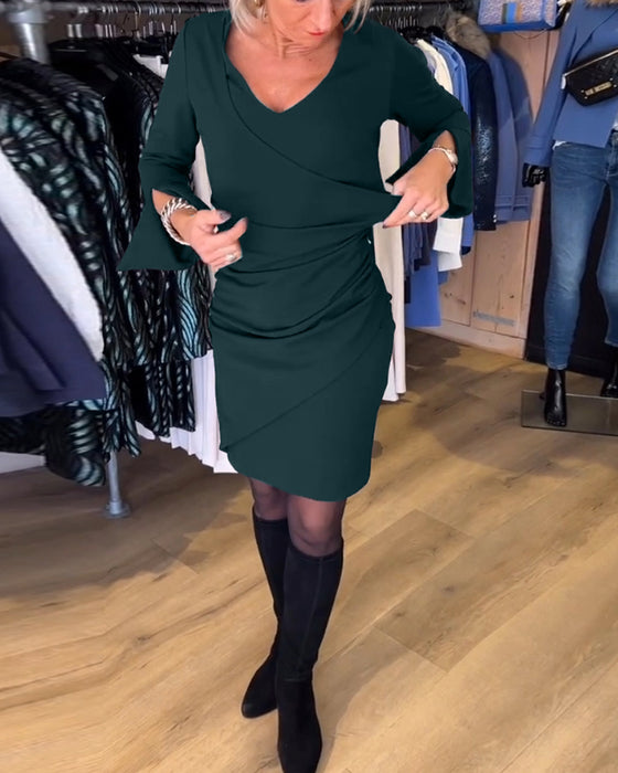 Kjole med V udskæring og vide ærmer