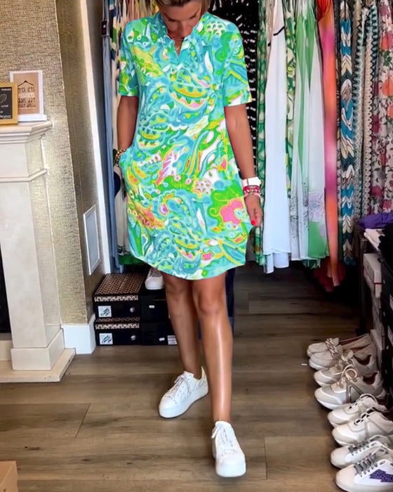 Knælang sommerkjole i farverigt design