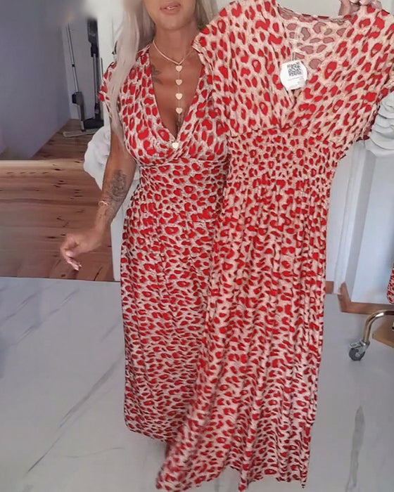 Elegant kjole med leopardprint og v-hals