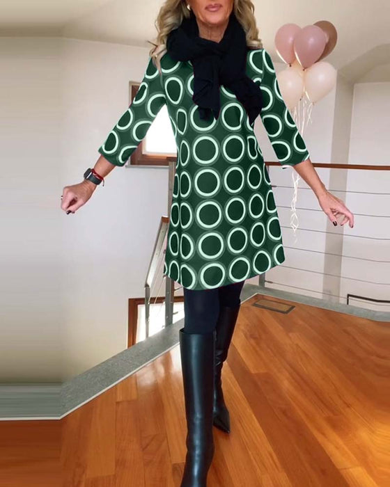 Afslappet kjole med rund hals og cirkelmønster