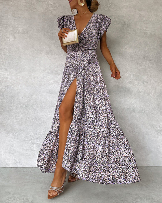 Elegant lang kjole med pjuskærmer og slids