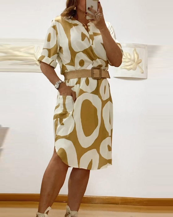 Afslappet kjole med v-udskæring og cirkelmønstret top