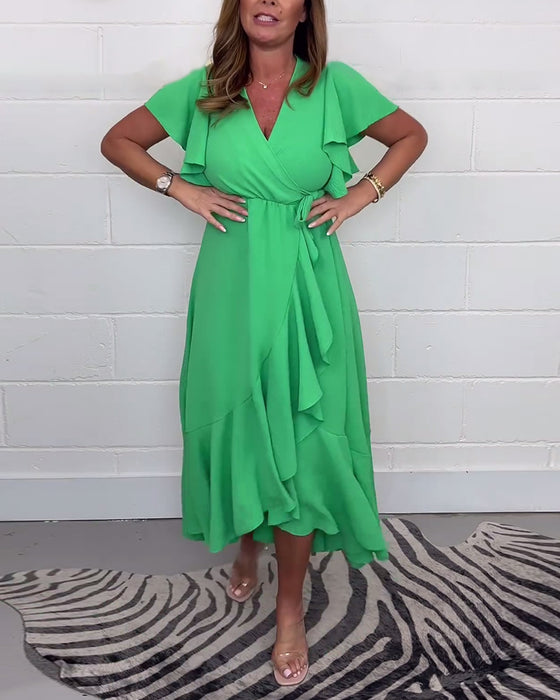 Elegant grøn kjole med flæser og slids