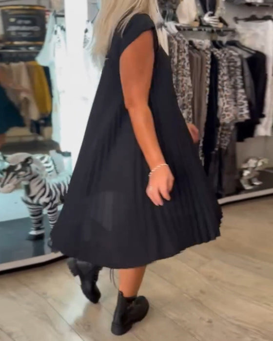 Kortærmet plisseret sort kjole