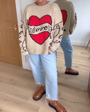 Afslappet sweater med stort hjertemotiv
