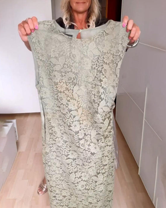 Elegant kjole uden ærmer med blonder og slids