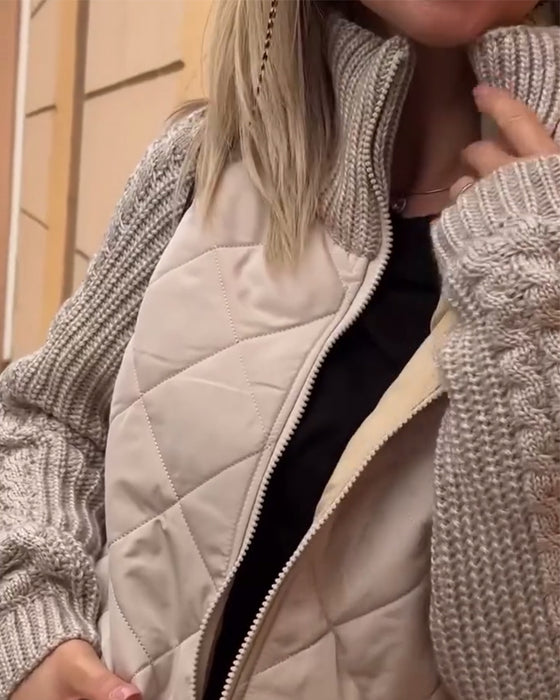 Højhalset jakke med ribbede ærmer