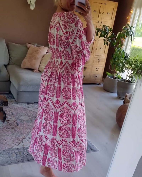 Elegantmønstret plisseret kjole med klokkeærmer