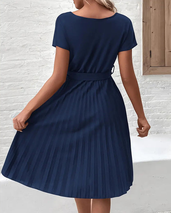 Marineblå plisseret kjole med taljebinding